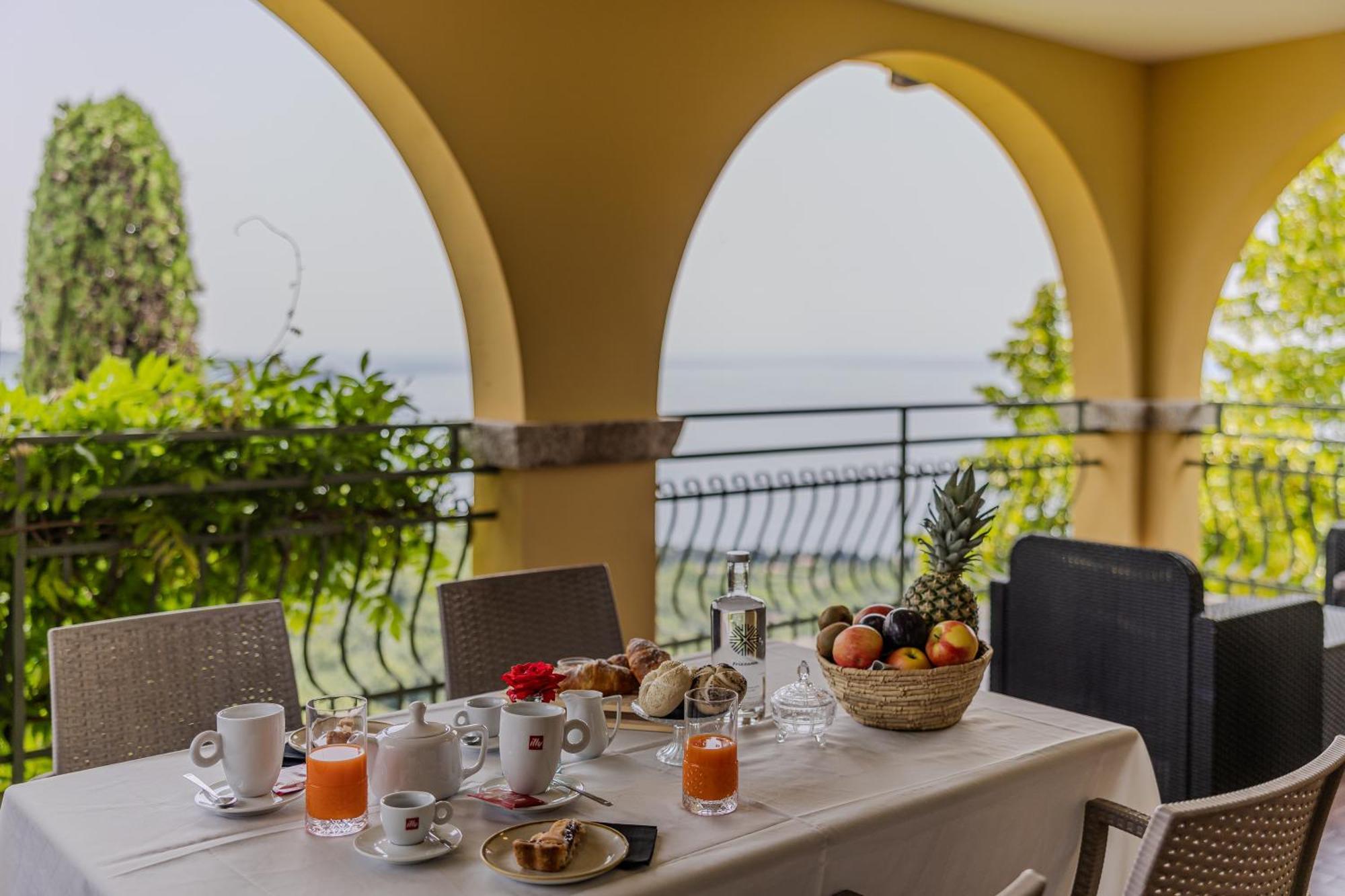 Residence San Michele Костермано Экстерьер фото