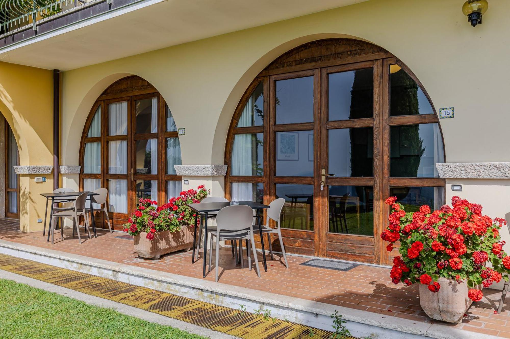 Residence San Michele Костермано Экстерьер фото